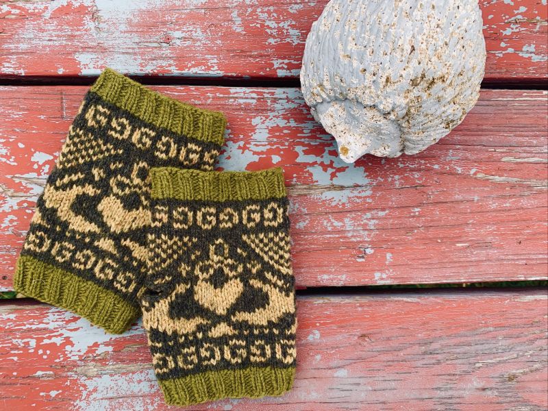 Fibre arts with threads and textiles